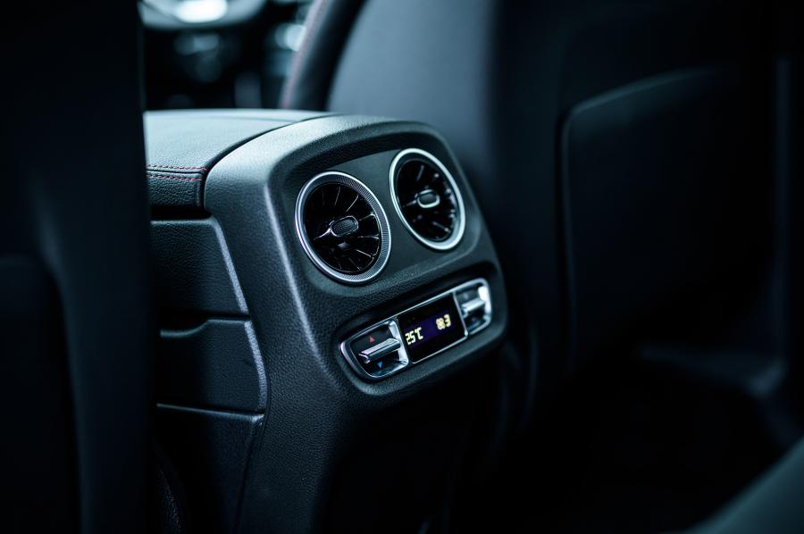 Детали интерьера Mercedes-Benz G350 d (W463) 2019 года  (JP) (фото 10 из 18)